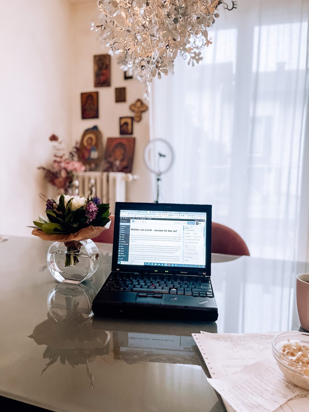 Arbeitsplatz mit Laptop